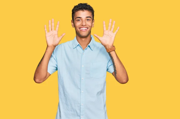 Jovem Bonito Homem Afro Americano Vestindo Roupas Casuais Mostrando Apontando — Fotografia de Stock