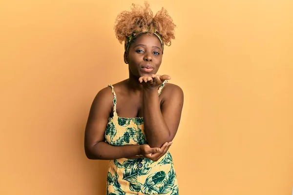 Mujer Africana Joven Con Pelo Afro Con Vestido Verano Mirando —  Fotos de Stock