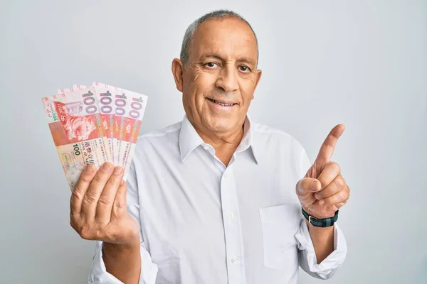 Hombre Mayor Guapo Sosteniendo Billetes 100 Hong Kong Dólares Sonriendo —  Fotos de Stock