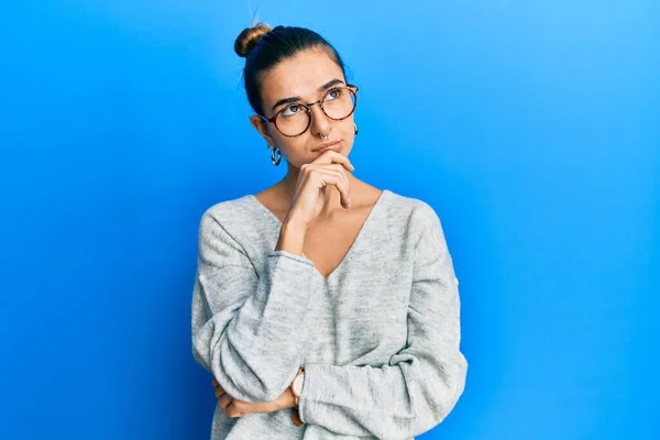 Mujer Hispana Joven Usando Ropa Casual Con Mano Barbilla Pensando —  Fotos de Stock