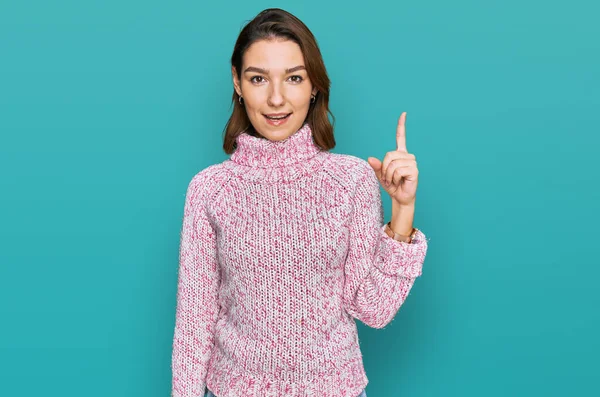 Jong Blank Meisje Draagt Wol Winter Trui Wijzen Vinger Omhoog — Stockfoto