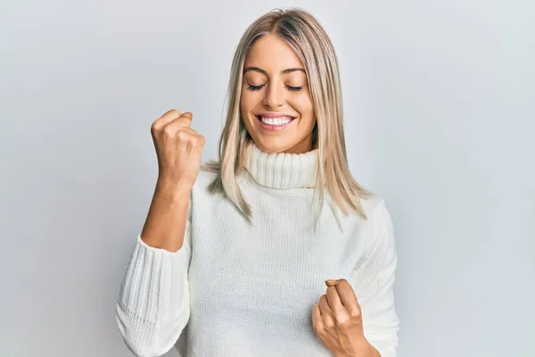 Bella Donna Bionda Che Indossa Maglione Casual Collo Alto Che — Foto Stock