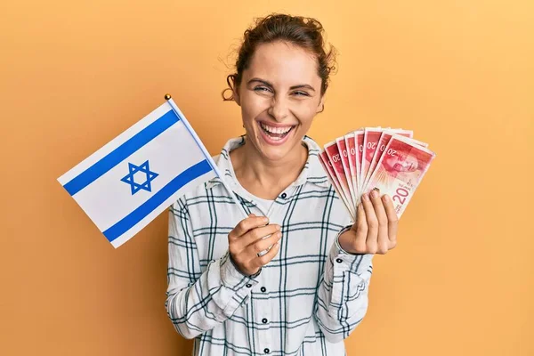 Jonge Brunette Vrouw Met Israël Vlag Shekels Bankbiljetten Glimlachen Hard — Stockfoto