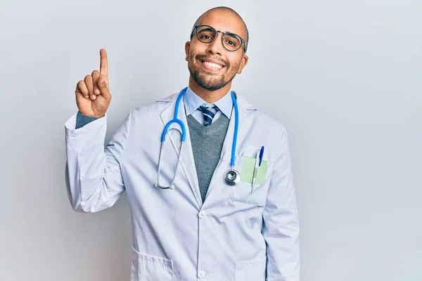 Hombre Adulto Hispano Con Uniforme Médico Estetoscopio Señalando Con Dedo — Foto de Stock