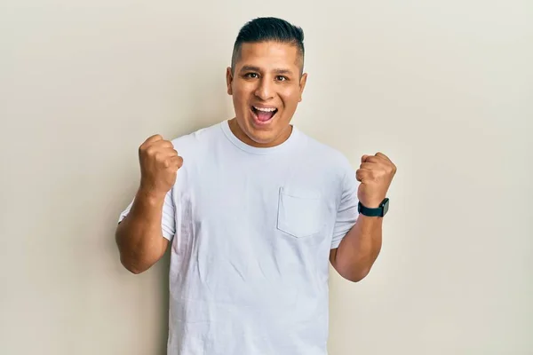 Jonge Latijnse Man Draagt Casual Witte Shirt Vieren Verrast Verbaasd — Stockfoto