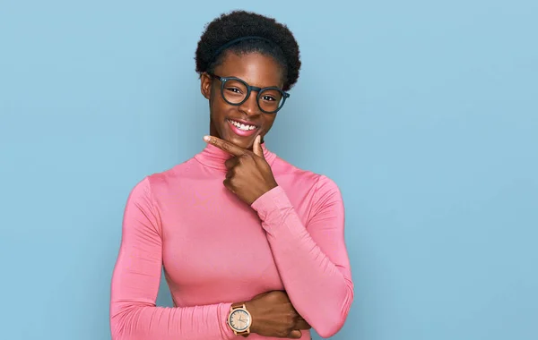 Menina Afro Americana Jovem Vestindo Roupas Casuais Óculos Olhando Confiante — Fotografia de Stock