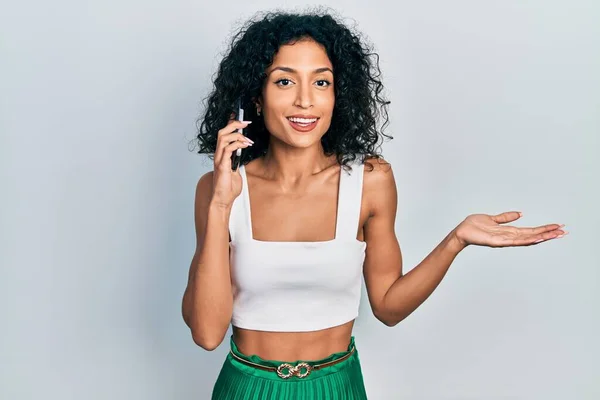 Menina Latina Jovem Ter Conversação Falando Smartphone Celebrando Realização Com — Fotografia de Stock