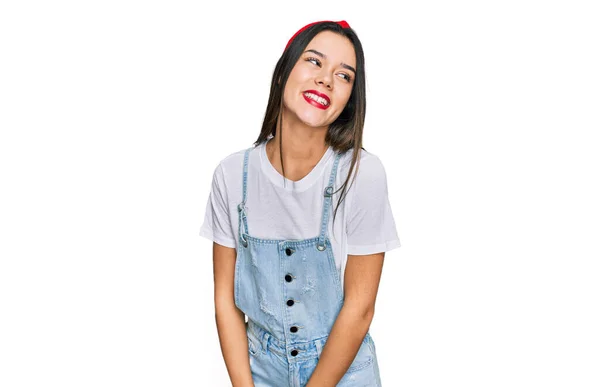 Joven Chica Hispana Vestida Con Ropa Casual Mirando Hacia Otro — Foto de Stock