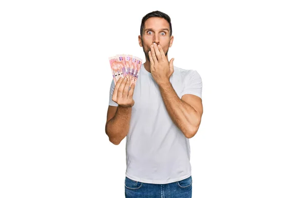Hombre Guapo Con Barba Sosteniendo Billetes Sudafricanos Rand Cubriendo Boca —  Fotos de Stock