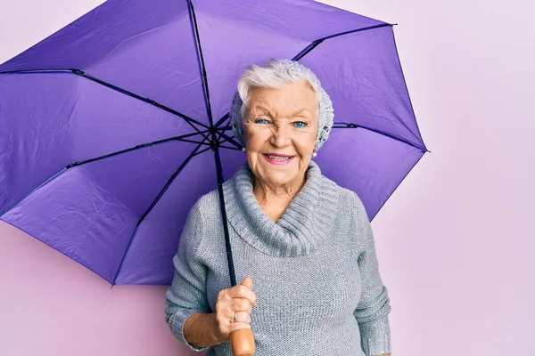 Senior Mulher Cabelos Grisalhos Segurando Guarda Chuva Roxo Olhando Positivo — Fotografia de Stock