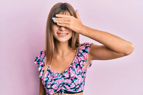 Έφηβος Καυκάσιος Κορίτσι Φορώντας Casual Ρούχα Χαμογελώντας Και Γελώντας Χέρι — Φωτογραφία Αρχείου