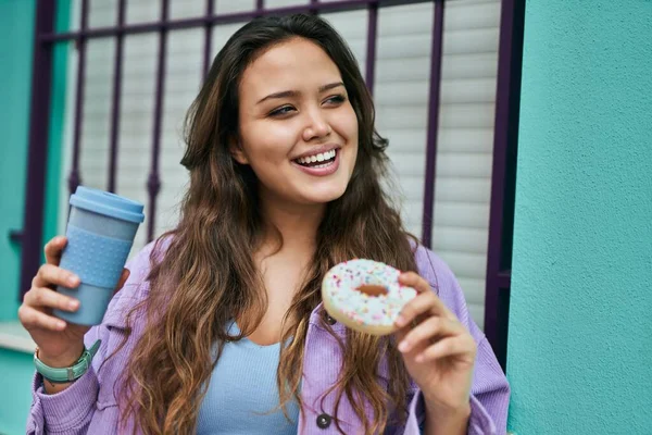 Joven Mujer Hispana Sonriendo Feliz Desayunando Ciudad — Foto de Stock