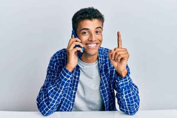 Joven Hombre Afroamericano Guapo Teniendo Conversación Hablando Teléfono Inteligente Sonriendo —  Fotos de Stock