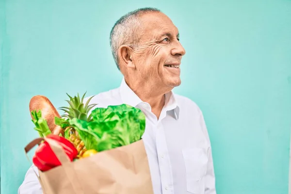 Homem Sênior Sorrindo Feliz Segurando Saco Papel Com Comida Andando — Fotografia de Stock