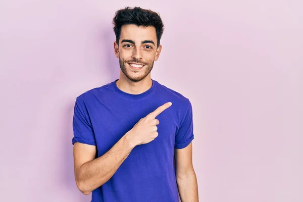 Joven Hombre Hispano Vistiendo Camiseta Casual Alegre Con Una Sonrisa —  Fotos de Stock