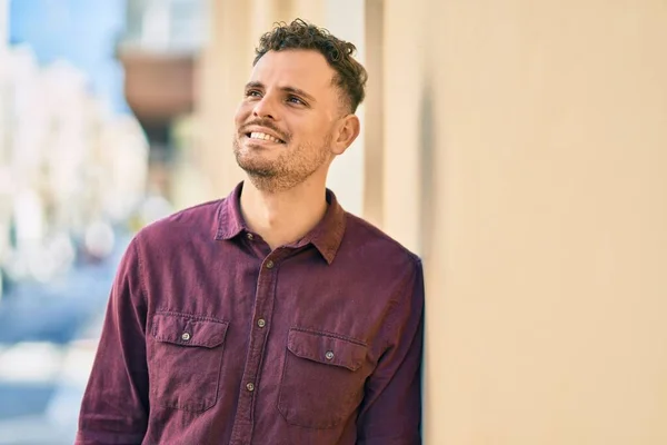 Junger Hispanischer Mann Lächelt Glücklich Der Stadt — Stockfoto