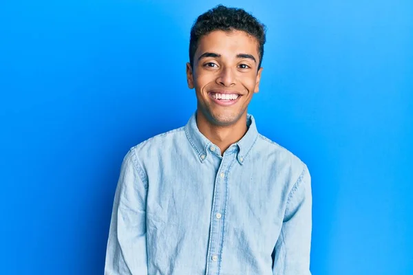 Joven Hombre Afroamericano Guapo Usando Ropa Casual Con Una Sonrisa —  Fotos de Stock