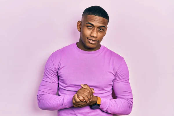 Joven Hombre Negro Con Suéter Rosa Casual Con Las Manos —  Fotos de Stock