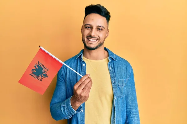 Mladý Arabský Muž Držící Vlajku Albania Vypadá Pozitivně Šťastně Stojící — Stock fotografie