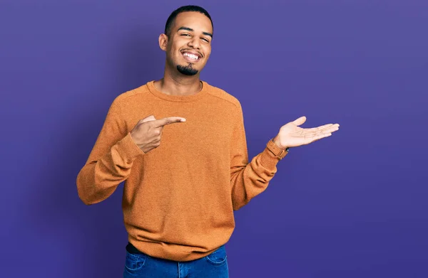 Jovem Afro Americano Vestindo Roupas Casuais Maravilhado Sorrindo Para Câmera — Fotografia de Stock