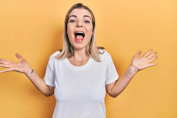 Mooie Blanke Vrouw Draagt Casual Witte Shirt Vieren Gek Verbaasd — Stockfoto