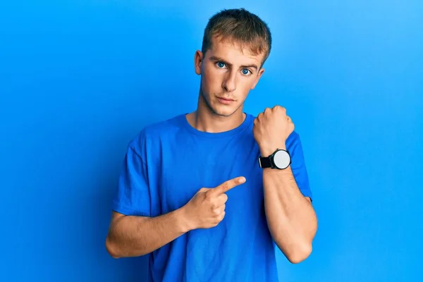 Giovane Uomo Caucasico Indossa Casual Shirt Blu Fretta Che Punta — Foto Stock