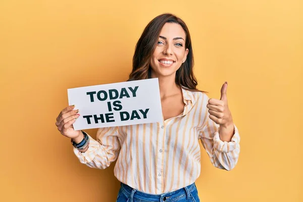 Joven Morena Sosteniendo Hoy Día Sonriendo Feliz Positivo Pulgar Hacia — Foto de Stock