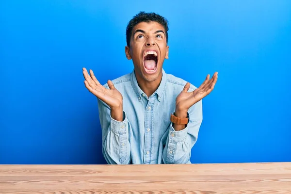 Jonge Knappe Afro Amerikaanse Man Casual Kleren Tafel Gek Gek — Stockfoto