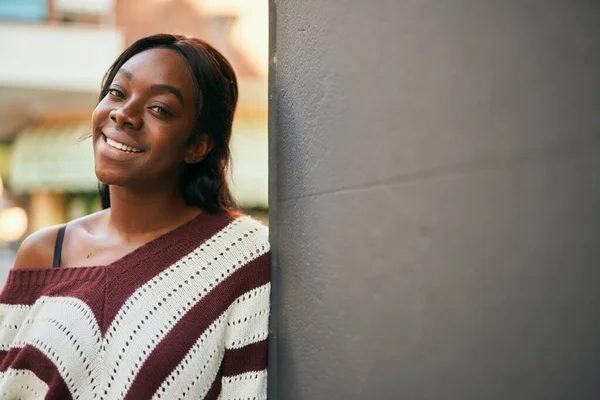 Jovem Afro Americana Sorrindo Feliz Cidade — Fotografia de Stock