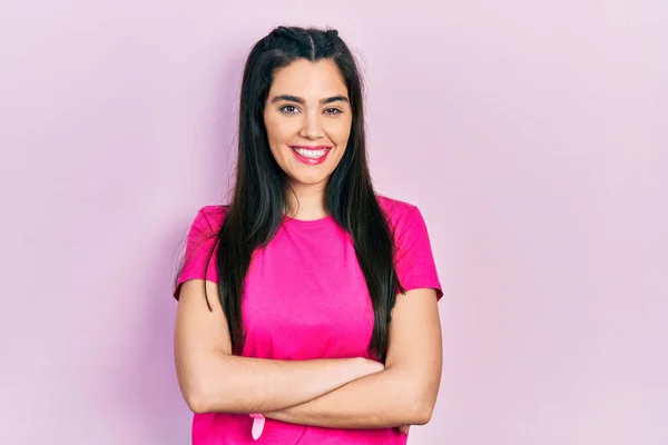 Junges Hispanisches Mädchen Lässigem Rosa Shirt Mit Fröhlichem Gesicht Das — Stockfoto