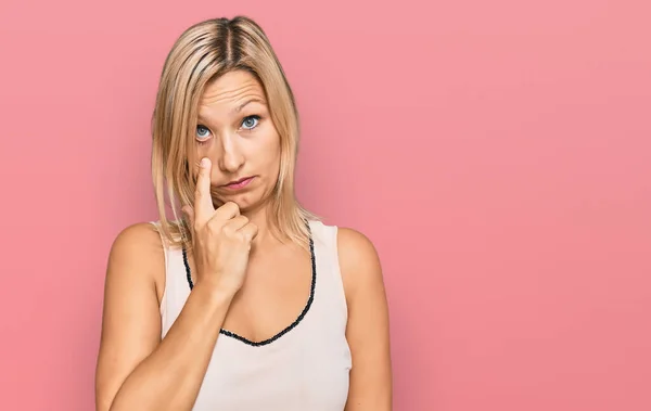 Medelålders Kaukasiska Kvinna Bär Casual Kläder Pekar Ögat Titta Dig — Stockfoto