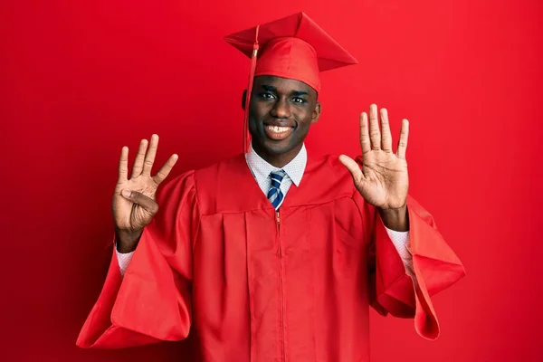 Fiatal Afro Amerikai Férfi Diplomaosztó Sapkát Szertartás Köntöst Visel Mutatva — Stock Fotó