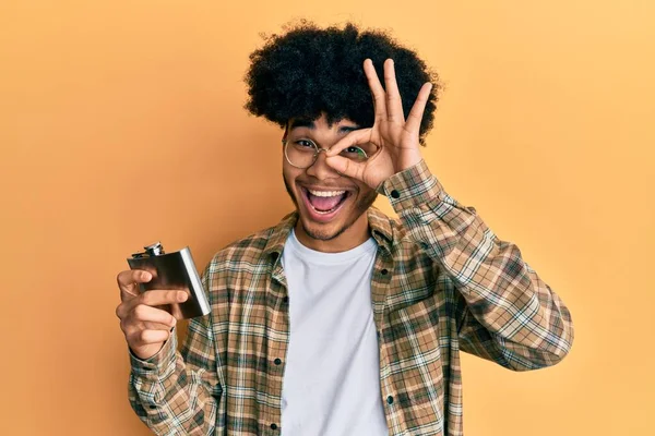 Ung Afrikansk Amerikansk Man Med Afro Hår Dricka Alkohol Från — Stockfoto