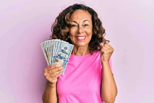 Mujer Hispana Mediana Edad Sosteniendo Dólares Gritando Orgullosa Celebrando Victoria — Foto de Stock