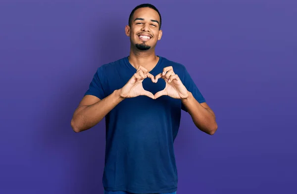 Jonge Afro Amerikaanse Man Draagt Casual Shirt Glimlachend Liefde Doet — Stockfoto