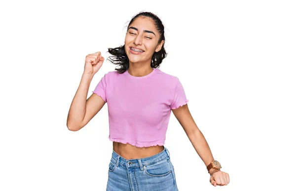 Adolescenta Hispanica Aparate Dentare Purtand Haine Casual Dansand Fericit Vesel — Fotografie, imagine de stoc