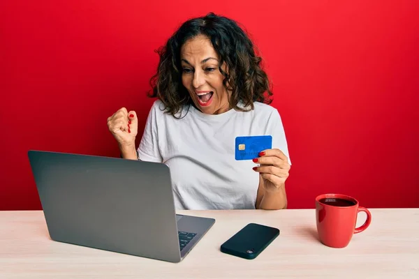 Beautiful Middle Age Woman Working Office Using Laptop Credit Card — Stock Photo, Image