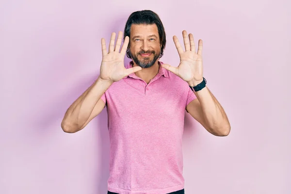 Hombre Caucásico Mediana Edad Con Camiseta Blanca Casual Mostrando Apuntando —  Fotos de Stock