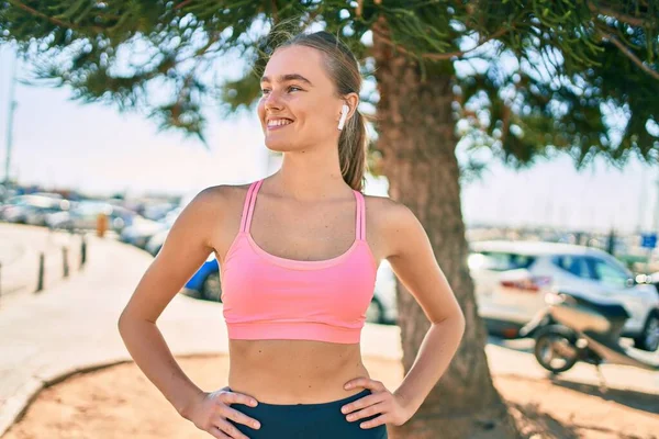 Jonge Blonde Sportvrouw Met Behulp Van Oortelefoons Doen Oefening Het — Stockfoto