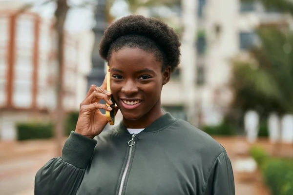 Jeune Fille Afro Américaine Souriante Heureuse Parler Sur Smartphone Ville — Photo