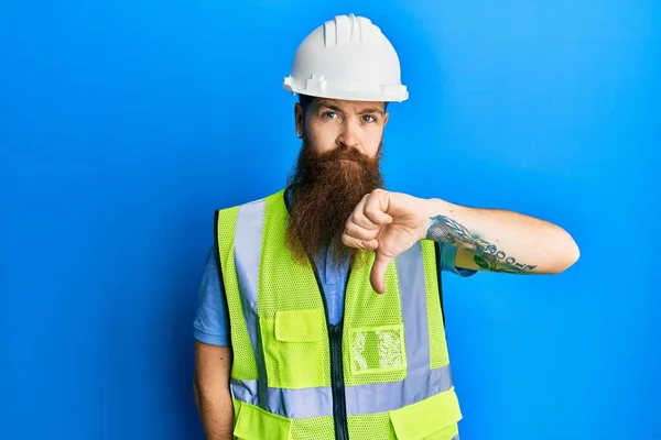 Homem Ruivo Com Barba Longa Usando Capacete Segurança Casaco Reflexivo — Fotografia de Stock