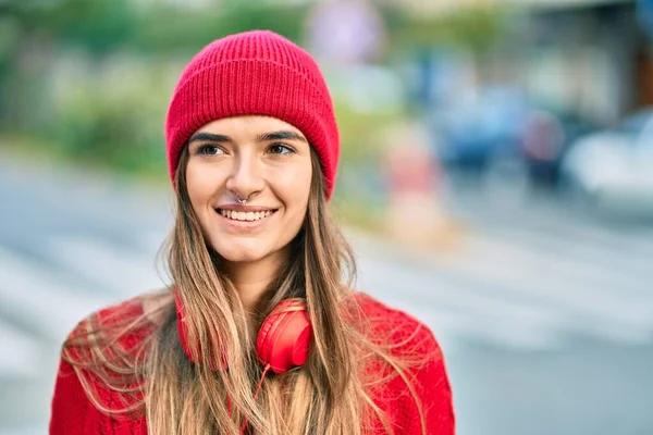 Mladá Hispánka Nosí Vlněnou Čepici Pomocí Sluchátek Městě — Stock fotografie