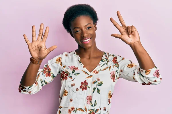 Junge Afrikanisch Amerikanische Mädchen Lässiger Kleidung Zeigen Und Zeigen Mit — Stockfoto