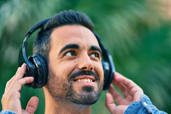 Joven Hombre Hispano Sonriendo Feliz Usando Auriculares Ciudad — Foto de Stock