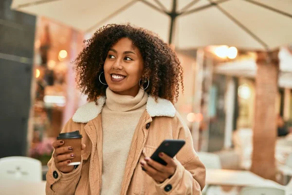 Mladý Africký Američan Žena Pomocí Smartphone Pití Kávy Městě — Stock fotografie