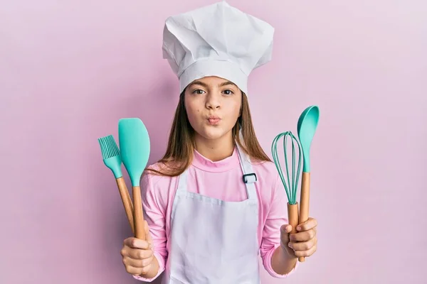 Vacker Brunett Liten Flicka Bär Professionell Kock Förkläde Hålla Matlagningsverktyg — Stockfoto