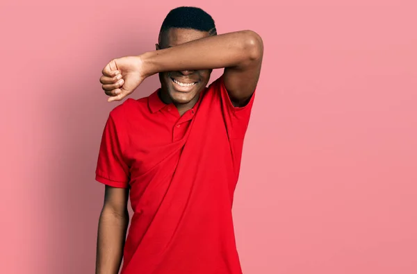 Joven Hombre Afroamericano Vistiendo Casual Camiseta Roja Cubriendo Los Ojos — Foto de Stock