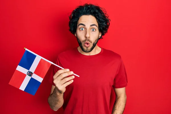 Snygg Latinamerikansk Man Som Håller Herravälde Republik Flagga Rädd Och — Stockfoto