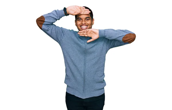 Joven Hombre Hispano Guapo Usando Sudadera Casual Sonriente Alegre Jugando —  Fotos de Stock