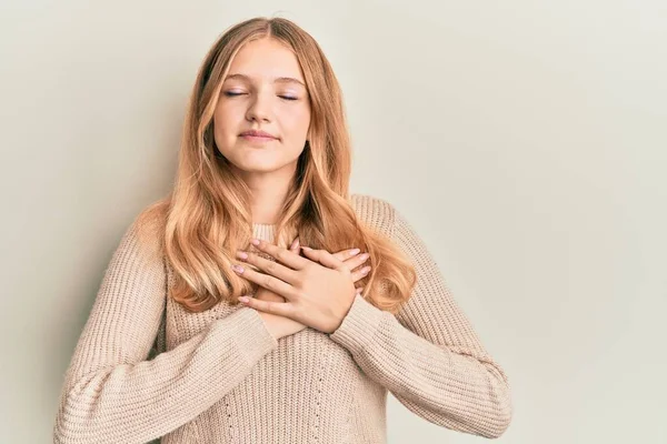 Prachtig Jong Blank Meisje Met Casual Kleding Glimlachend Met Handen — Stockfoto